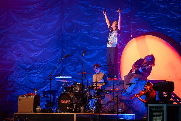 Die Band Provinz spielte 2025 beim Ravensberger Park Open Air in Bielefeld. - © Sarah Jonek