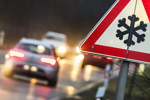 Jetzt, wo die Schüler nach den Weihnachtsferien wieder zur Schule müssen, kann es auf den Straßen gefährlich glatt werden. - © picture alliance / Wolfgang Maria Weber