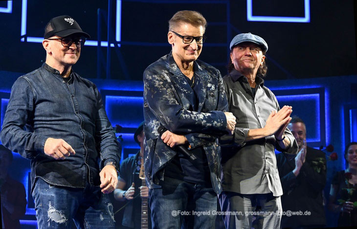 Joe Crawford, Hartmut Engler und Rudi Buttas von PUR beim Schlussapplaus von "Abenteuerland - Das Musical" im Deutschen Theater bis 18.01.2026 (©Foto: Ingrid Grossmann)