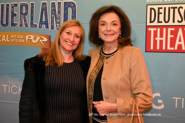 Schauspielerin Gabrielle Odinis und Moderatorin Uschi Dämmrich von Luttitz  auf dem Roten Teppich bei "Abenteuerland - Das Musical" im Deutschen Theater bis 18.01.2026 (©Foto: Ingrid Grossmann)