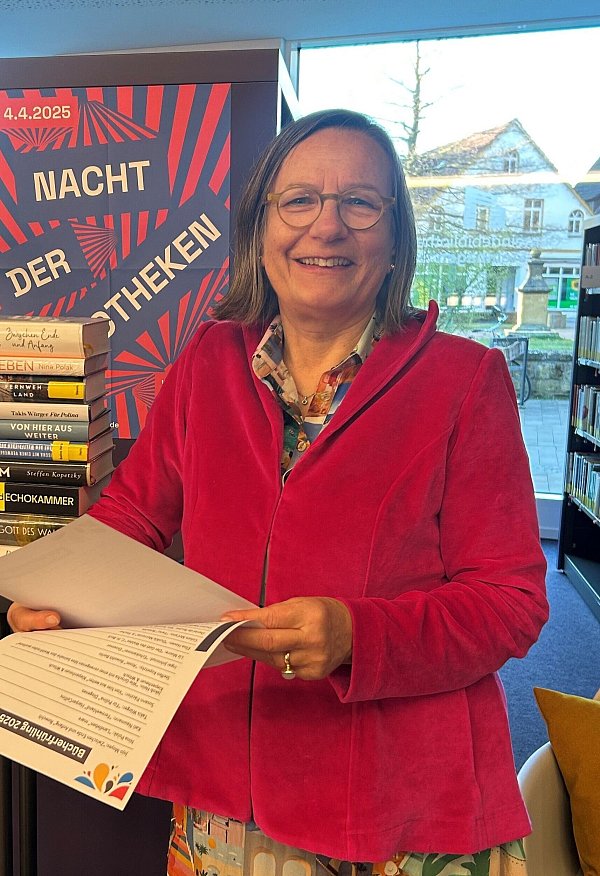 Literaturfachfrau Annemarie Stoltenberg ist in der Gemeindebibliothek Steinhagen zu Gast. - © Gemeinde Steinhagen