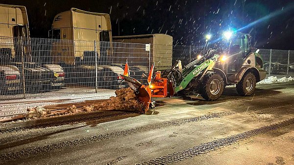 Am frühen Freitagmorgen, 9. Januar, waren überall im Kreis die Räumfahrzeuge unterwegs, beseitigten den Schnee der letzten Nacht. - © Privat