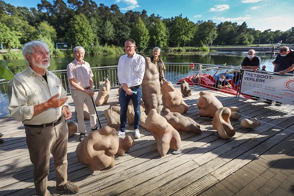 2020 zerstörten Unbekannte Peter Sommers "Strandstillleben". Der Bildhauer (links) war dabei, als es (restauriert) wieder zurück auf seine Insel gebracht wurde. - © jonek.fotografie.de