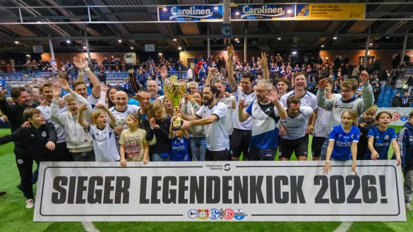 Arminia Bielefeld feiert wie schon 2025 erneut den Triumph beim Legendenkick in der Seidenstickerhalle. - © Dirk Schuster