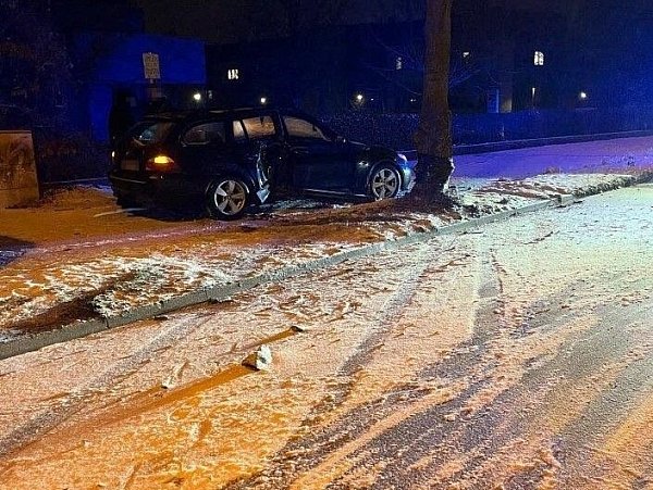 Unfallauto vor Baum - © Bielefeld