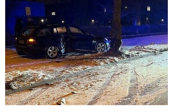 Der 5er-BMW weist an der Beifahrerseite eine kolossale Delle auf – dort prallte der Wagen gegen den Baum. - © Polizei