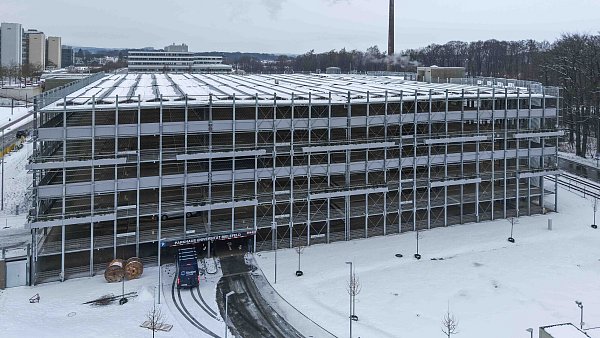 Frisch eröffnet: Das neue Parkhaus der bietet auf sechs Parkdecks mehr als 1.000 Stellplätze. Auf dem Dach befindet sich eine große PV-Anlage zur Produktion von Solarstrom. - © Universität Bielefeld