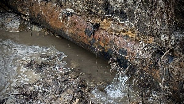 Grund für die Sperrung: Eine Wassertransportleitung ist, mutmaßlich wegen kalter Nächte, gebrochen und lässt Wasser sowie Füllsand austreten. - © Mike-Dennis Müller