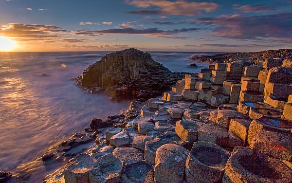 Giant's Causeway an der Küste Nordirlands besteht aus 40.000 gleichförmigen Basaltsteinen und ist eine UNESCO-Welterbestätte. - © Vision 21