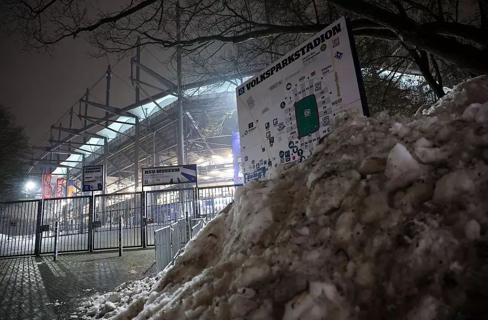 Die Bundesliga-Partie zwischen dem Hamburger SV und Bayer Leverkusen im Volksparkstadion ist wegen der Folgen des Winterwetters kurzfristig abgesagt worden. - © Christian Charisius/dpa