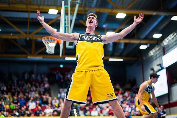 2024 beeindruckten die Dunking Devils" die Zuschauer in den Spielpausen mit sogenannten Slam Dunks". - © Noah Wedel