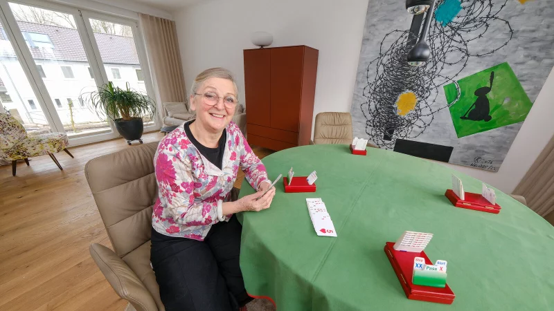 Auch ein separates Bridge-Zimmer hat sich Helga Gerster in ihrem neuen Zuhause eingerichtet. - © Andreas Zobe