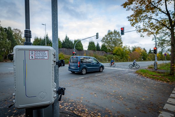 Die Stadt Bielefeld hat an der Ampelkreuzung in Vilsendorf Messungen durchgeführt und dutzende Rotlichtverstöße festgestellt. - © Sarah Jonek