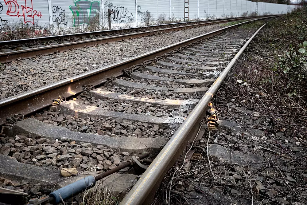 An Bahngleisen zwischen Essen und Oberhausen sind Schäden zu erkennen. Nach dem Entgleisen einer Güterzuglok in Essen durch ein befestigtes Metallteil gibt es nach Angaben der Ermittlungsbehörden bisher weder einen Tatverdächtigen noch ein Bekennerschreiben. - © Justin Brosch/dpa