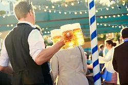 Zur Belohnung für die lange Zugfahrt wartet ein Biergarten in München. - © Pixabay/motointermedia