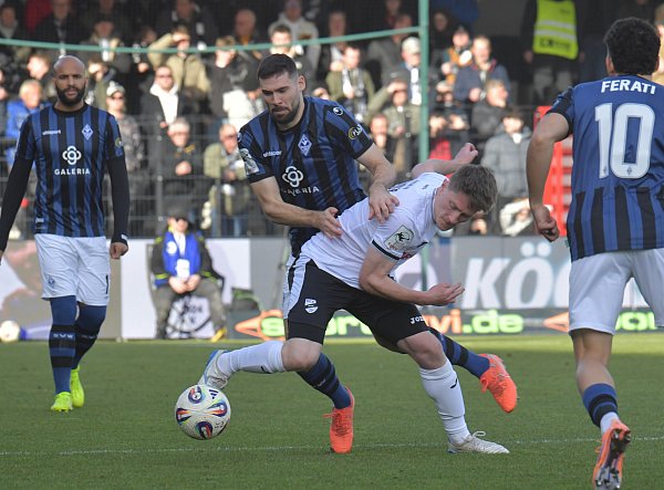 Der SV Verl startet mit einem Topspiel gegen Mannheim in die Rückrunde der 3. Liga. Hier auf dem Bild zu sehen: Dennis Waidner (SC Verl, rechts) gegen Tim Sechelmann (SV Waldhof Mannheim). - © sport/presse/foto Dünhölter