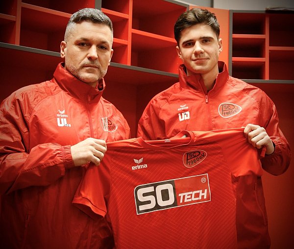 Trainer Vito Lombardi (l.) begrüßt Volodymyr Dehtiarov zurück beim SC Peckeloh - © SC Peckeloh/Timo Kirchhoff