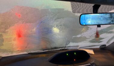 Bielefelderin kratzt Autoscheibe nicht frei – und landet im Blindflug vor den Ampelmast