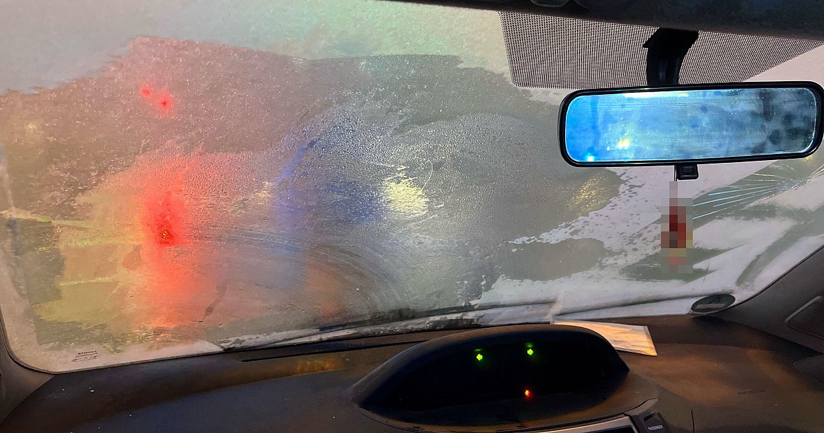 Bielefelderin kratzt Autoscheibe nicht frei – und landet im Blindflug vor den Ampelmast