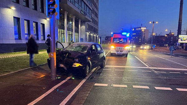 Die Fahrt der 54-Jährigen endete an der Herforder Straße vor einem Ampelmast. - © Polizei Bielefeld