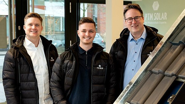 Freuen sich auf den Standort Herford: Die Geschäftsführer Patrick Preuss (v. l.), David Burduzan und Oliver Maître. Das Unternehmen PTM Solar hat seinen Hauptsitz in Halle. - © Claus Frickemeier