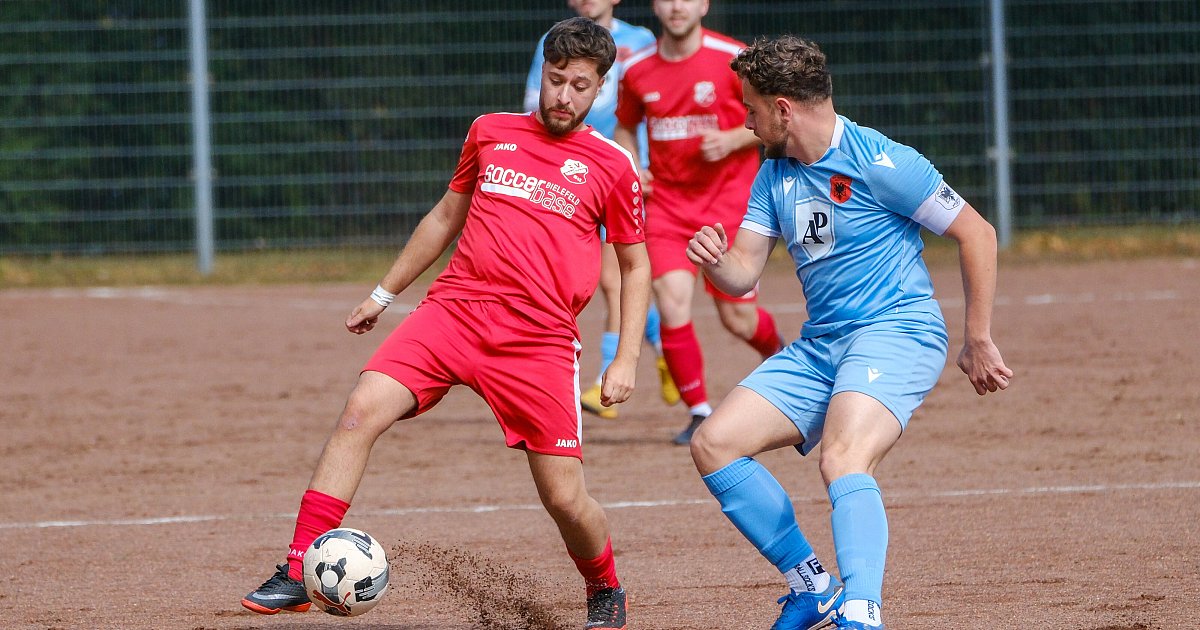 Zwei Welten: SC Bielefeld greift an, SV Gadderbaum in Not