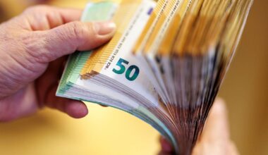 iPhone-Deal bei Kleinanzeigen geht schief: Käufer überreicht Bielefelderin Falschgeld