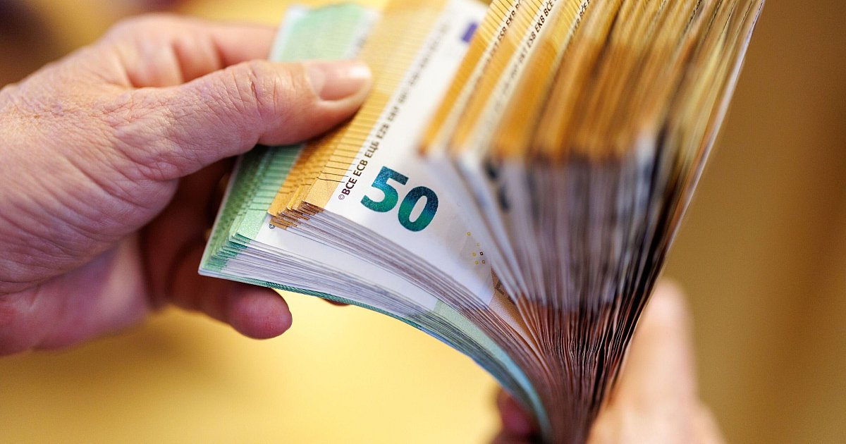 iPhone-Deal bei Kleinanzeigen geht schief: Käufer überreicht Bielefelderin Falschgeld