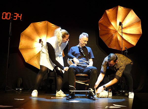 Magier Christopher Köhler lässt sich einwickeln, um sich zu anschließend zu entfesseln. - © Axel Bürger