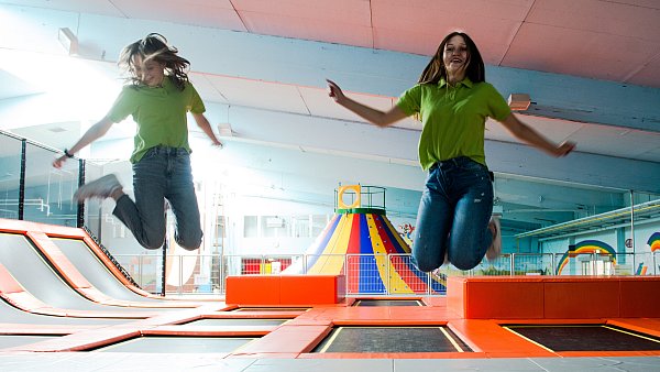 In der bekannten Trampolinhalle "Springolino" in Herford werden Geburtstagsfeiern für Kinder angeboten. - © Ralf Bittner