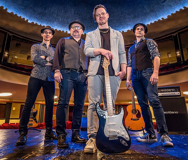 Mit einer Mischung aus klassischen Rockhymnen, Blues-Perlen und dem unverzichtbaren Akustik-Set ehrt die Band alle Schaffensphasen von Eric Clapton. - © René van der Voorden