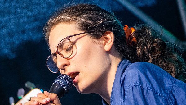 Aufgewachsen in Bad Salzuflen kennt die queere Deutsch-Iranerin Mina Richman auch Herford und OWL gut. In Hiddenhausen spielt sie am Wochenende ein Konzert. - © Ralf Bittner