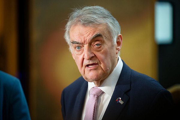 Innenminister Herbert Reul besichtigte den Tatort. (Archivbild) - © Henning Kaiser/dpa