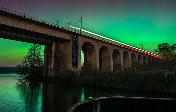 Den Viadukt unter dem Polarlicht hat Marius Bensiek gut getroffen. Die Lichter auf dem Bauwerk stammen von einem vorbeifahrenden Zug. - © Marius Bensiek