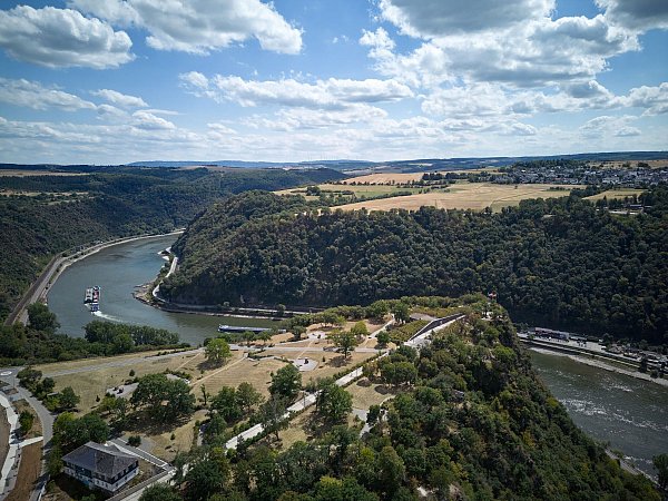 Die rechtsrheinische Bahnstrecke führt auch im Tunnel durch den weltbekannten Loreley-Felsen hindurch. (Archivbild) - © Thomas Frey/dpa