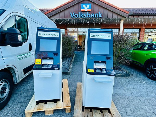 Die beiden jeweils 900 Kilogramm schweren Geldautomaten warteten auf dem Parkplatz auf ihren neuen Standort. - © Nicole Donath