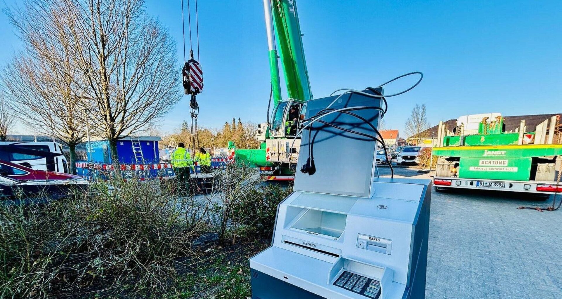 Für die neue Mini-Volksbank in Halle braucht es einen großen Kran | Haller Kreisblatt