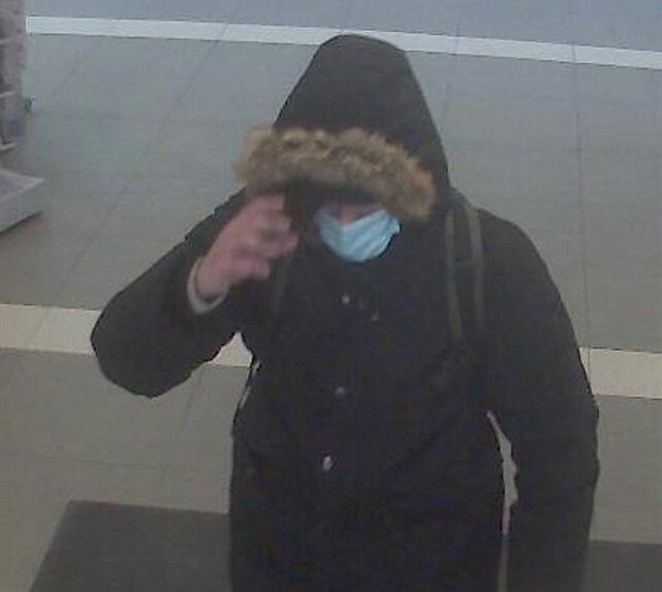 So sieht einer der mutmaßlichen Täter aus, der beim Einbruch in den Tresor der Haller Kreissparkasse beteiligt gewesen sein soll. - © Polizei Gütersloh