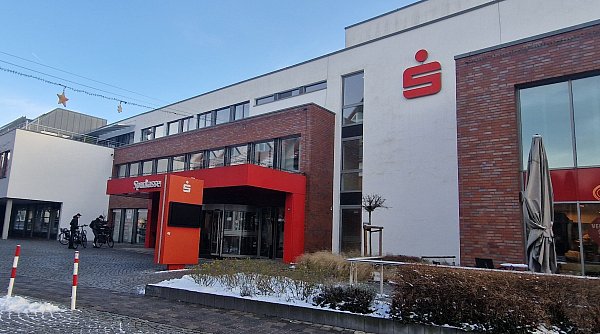 Über den Eingang an der Bahnhofstraße sind die mutmaßlichen Täter in die Bank rein- und wieder rausgegangen. - © Uwe Pollmeier