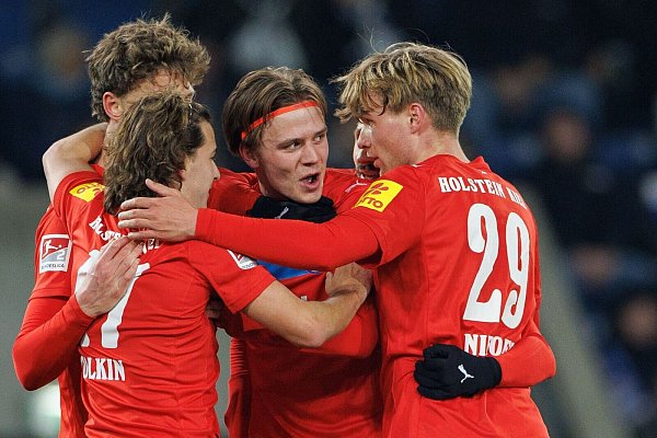 Die Kieler bejubeln das Führungstor auf der Bielefelder Alm. - © Friso Gentsch/dpa