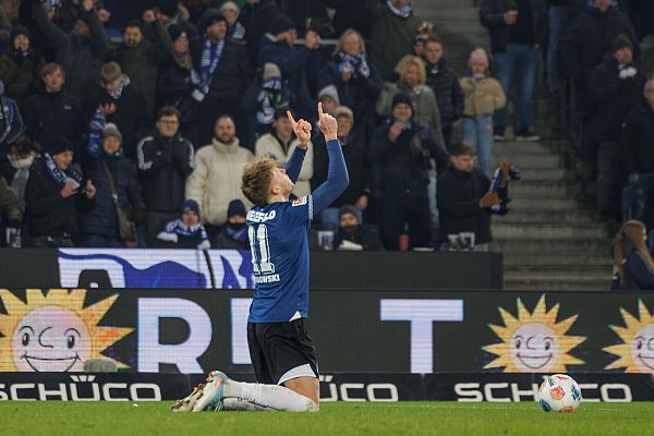 Elfmeterschütze Joel Grodowski feiert Bielefelds 1:2-Anschlusstreffer. - © Friso Gentsch/dpa