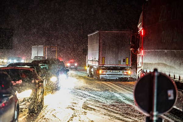 Vlotho: Lkw stecken auf der Steigung einer Bundesstraße fest, es hat sich ein langer Stau gebildet. - © Christoph Reichwein/dpa