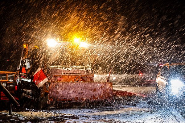Vlotho: Bei starkem Schneetreiben fährt ein Fahrzeug vom Winterdienst über eine Straße. - © Christoph Reichwein/dpa