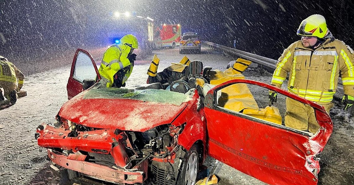Schnee und Glätte in OWL: Etliche Unfälle im Berufsverkehr – Busse und Züge fallen aus