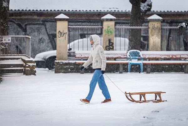 Cleverer ist womöglich heute der Weg per Schlitten durch die Stadt -- hier am Siegfriedplatz. - © Sarah Jonek