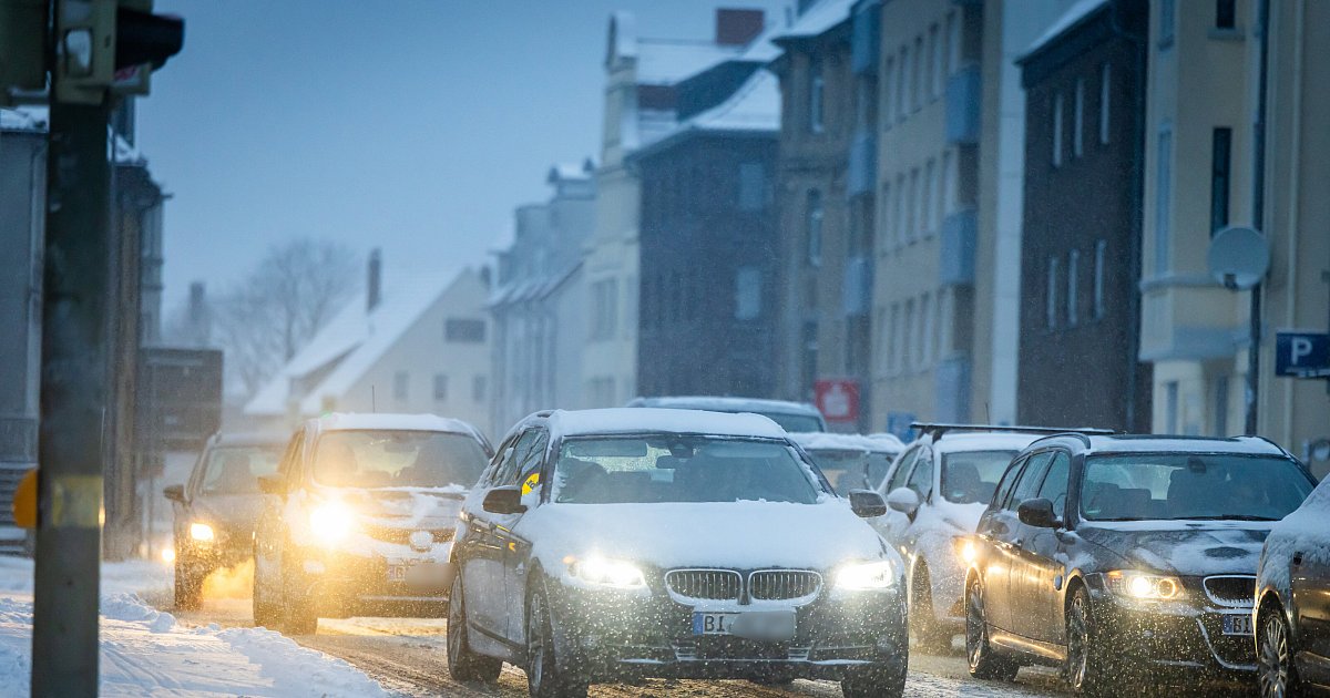 Weiter glatte Straßen: Der Schnee hat Bielefeld fest im Griff