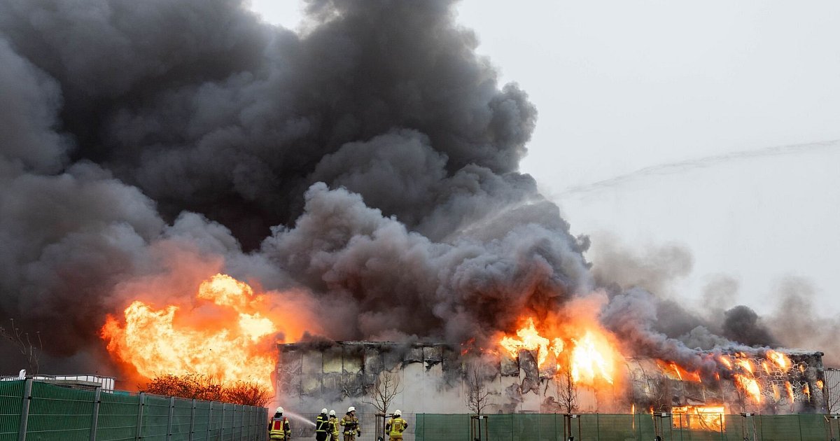 Lagerhallenbrand in Hürth - Rauch zieht bis Köln | NRW