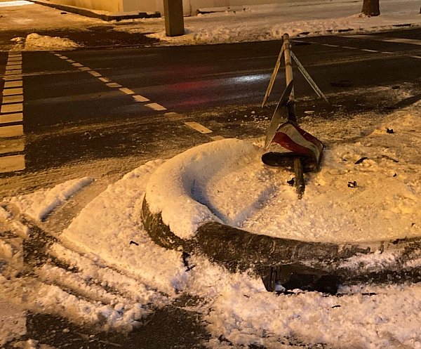 Der einzige bekannte, nennenswerte Sachschaden ist am frühen Dienstagmorgen auf der Herforder Straße entstanden. Der Fahrer hat Unfallflucht begangen und wird gesucht. - © Polizei Bielefeld