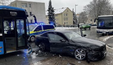 Nach Kollision mit Bus: Die Bielefelder Polizei fahndet nach zwei flüchtigen Männern
