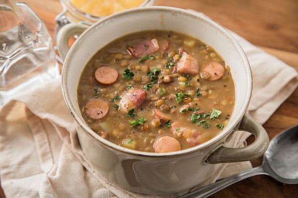 Auch die klassische Frankfurter Linsensuppe mit Frankfurter Würstchen kann modern interpretiert werden - mit Speck und Essig und einem Klecks Apfelkompott. - © Christin Klose/dpa-tmn